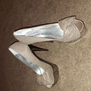 Steve Madden Tan Peep-Toe Heels With Bow / Size 8